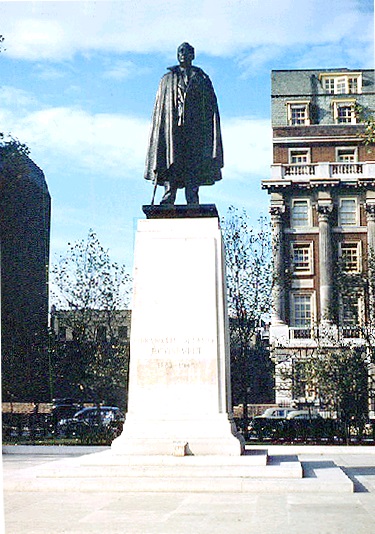 statue honoring President Franklin Roosevelt, Grovesnor Square, London  23 September 1952